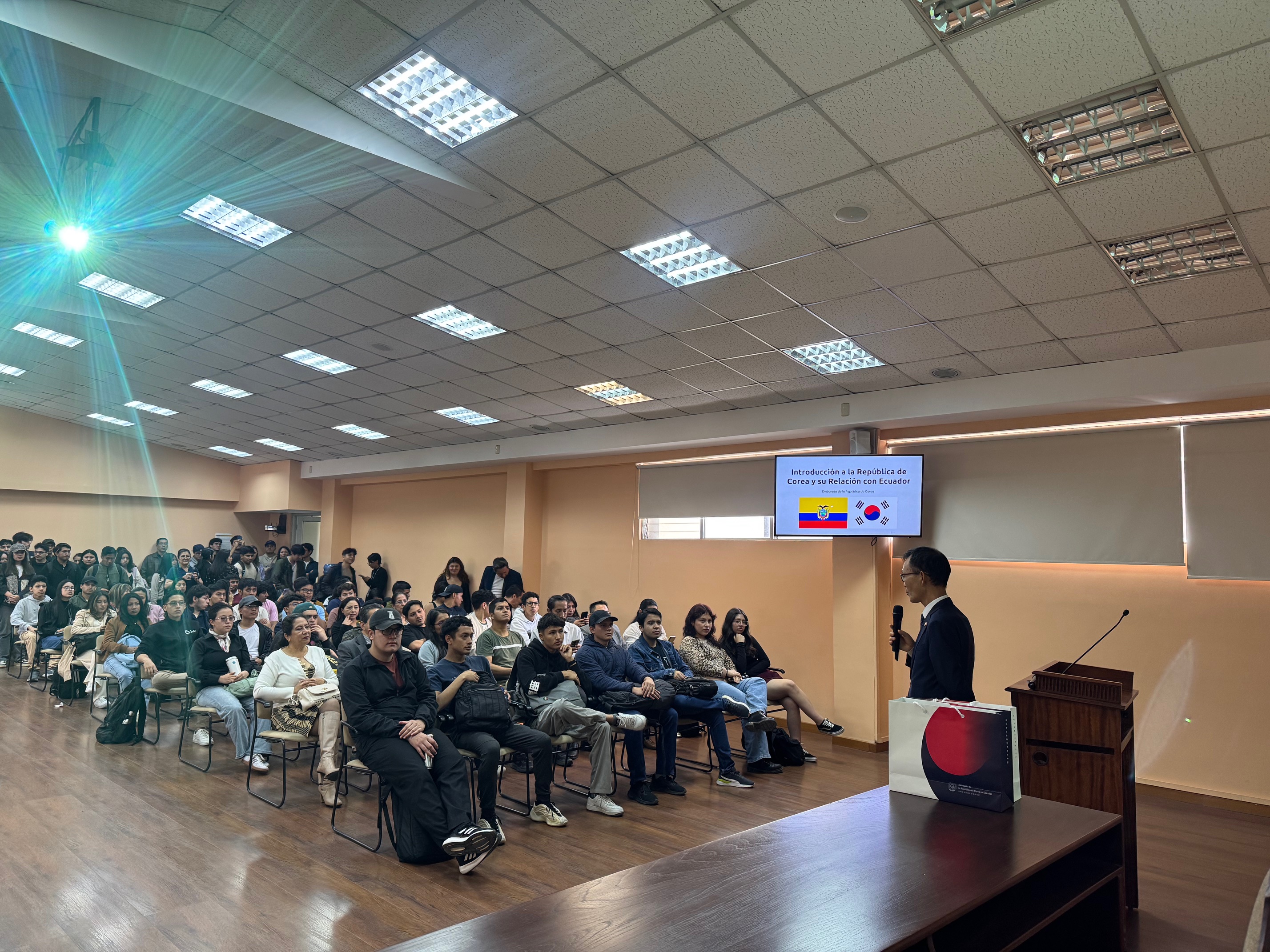 El Embajador Jae Hyun Shim ofrece una conferencia de diplomacia pública y política a estudiantes universitarios de Loja (19 de noviembre)